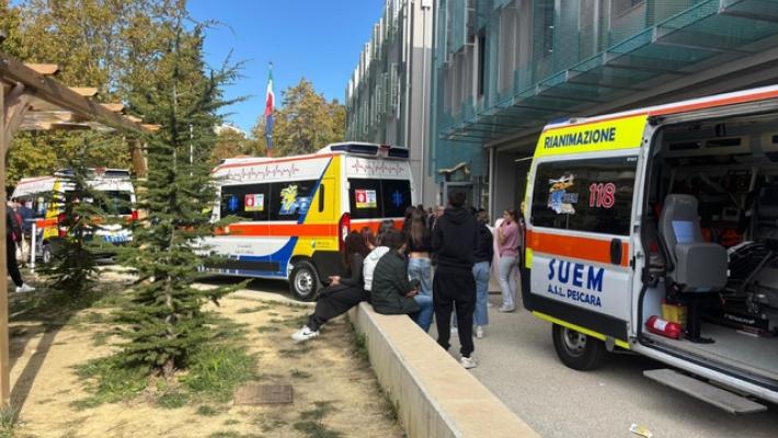 Liceo evacuato, scatta il protocollo per le maxi-emergenze
