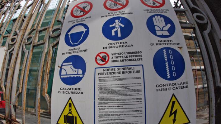 Lavoratore muore investito al porto di Ravenna
