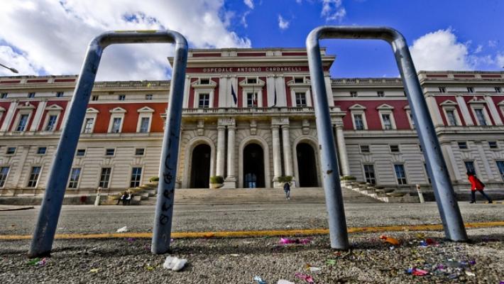 Operaio precipita da tetto capannone, muore in ospedale a Napoli
