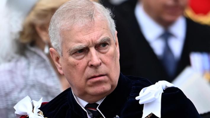 Il principe Andrea rinuncia al suo titolo reale