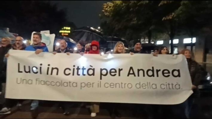 Giovane pestato da baby gang, fiaccolata a Foggia