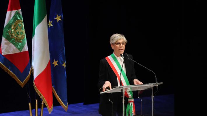 Comune compra i libri marito della sindaca, polemiche a Brescia