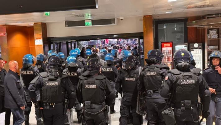 Corteo Gkn, scontri con la polizia nell'aeroporto di Firenze