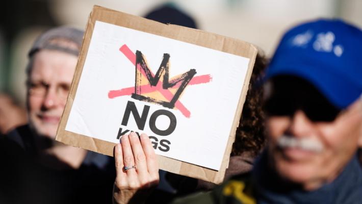 Trump ai manifestanti, 'non sono un re'