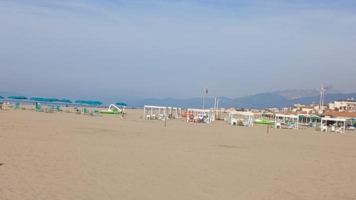 Mare, bagni aperti a Viareggio e in Versilia col clima mite