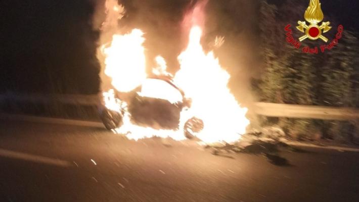 Auto a fuoco dopo frontale, giovane grave nel Milanese