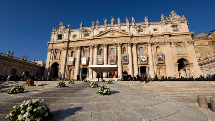 Il Papa, "Dio è lì dove l'innocente soffre"