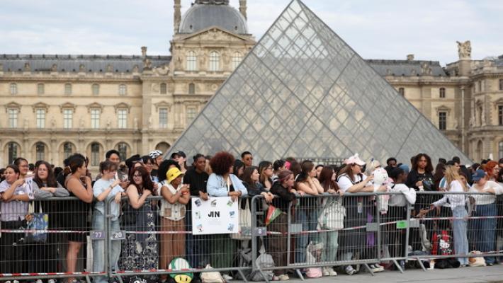 Rapina al Louvre all'apertura, polizia e ministra sul posto