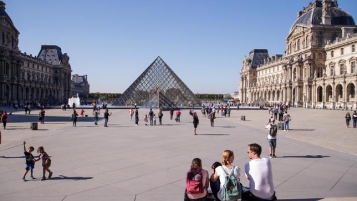 Al Louvre rubati i gioielli di Napoleone