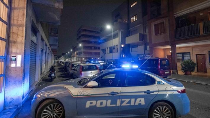 Picchia e minaccia la fidanzata ex modella, arrestato