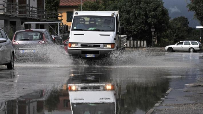 Forte pioggia a Carrara, soccorsa una famiglia, scuole chiuse