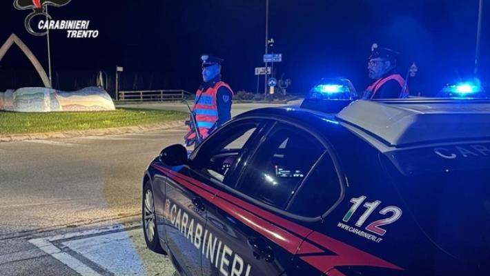 Ubriaco al volante in pieno centro guida a zig zag tra i pedoni