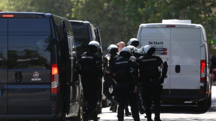 Spari davanti al Parlamento di Belgrado, un ferito grave