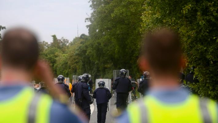 Nuove proteste in Irlanda fuori hotel migranti, 23 arresti