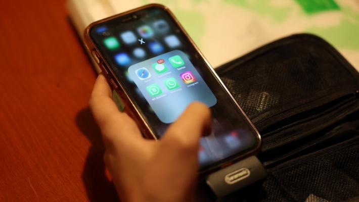 Si fingeva ragazza minorenne per avere foto hot, arrestato
