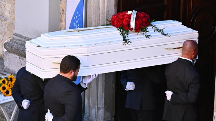 Chiesa piena a Strozza per l'ultimo saluto a Pamela Genini. Il parroco:  "Uomini capaci solo di possedere, incapaci di amare"