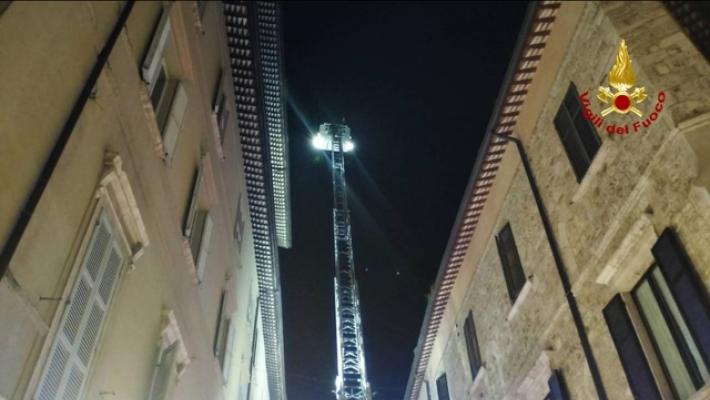 Forte vento nel Piceno, cade una lamiera e ferisce una ragazza
