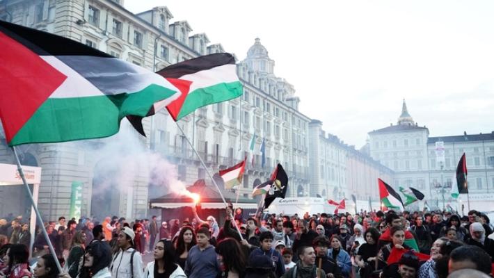 Manifestazione pro Pal a Torino, scontri con forze ordine