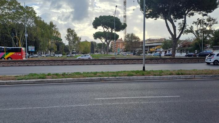 Folle gara di velocità, travolta da auto muore ventenne