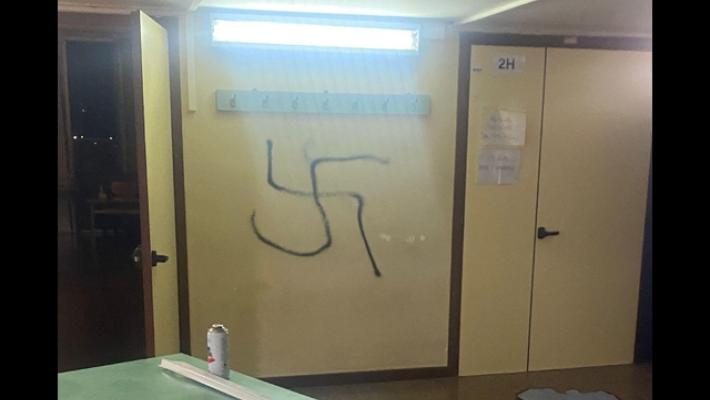 Gruppo con spranghe entra in liceo occupato e devasta aule