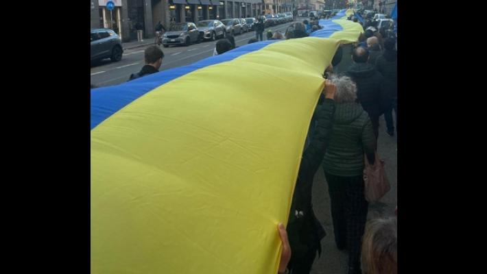 Corteo per l'Ucraina a Torino con bandiera gialloblu di 50 metri