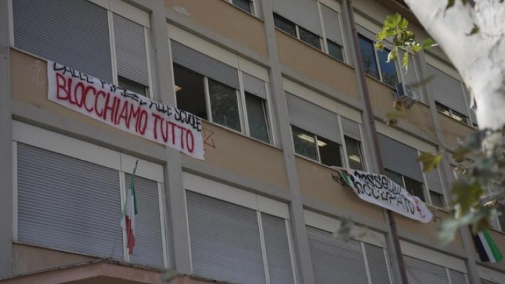 Doppio assalto neofascista in liceo romano, 'spacchiamo tutto'