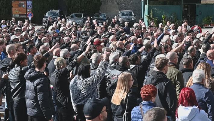 Saluti romani a Predappio, una trentina di identificati