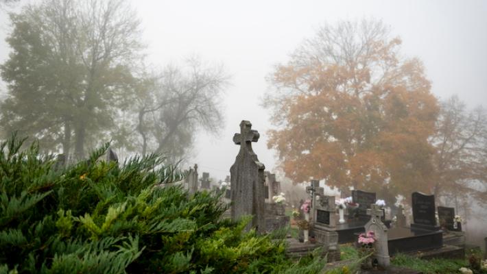 Cade in una tomba al cimitero, 63enne ferita a Piacenza
