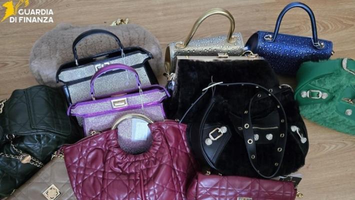 Made in Italy, sequestro 3.200 borse contraffatte a Firenze