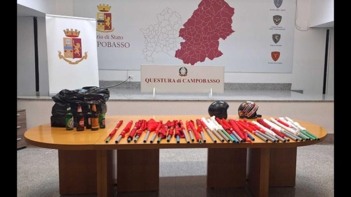 Bastoni, caschi e bottiglie sequestrati ai tifosi del Rimini