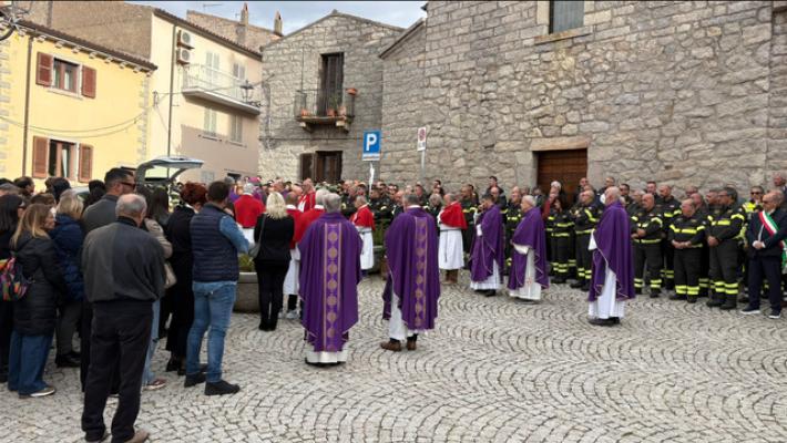Omaggio vigili fuoco in elicottero per 25enne morto in Gallura