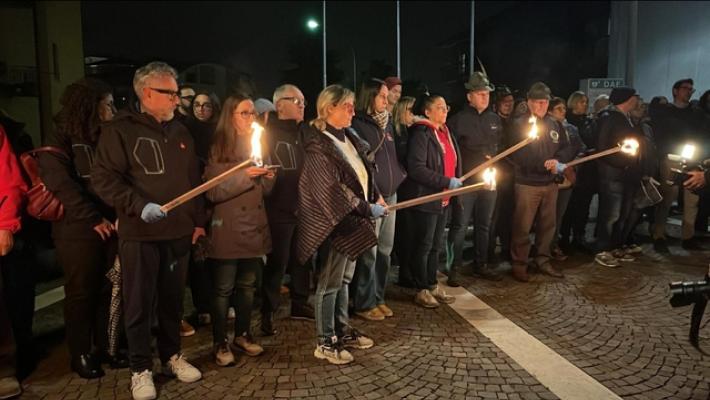 Fiaccolata per Jessica Stappazzollo, presente anche la madre