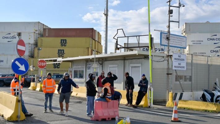 Controllo su cargo, due migranti giù da nave uno morto