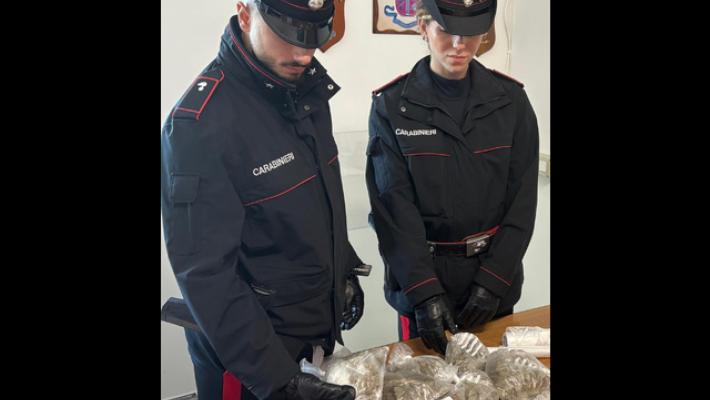 Blitz dei Cc in una scuola, 2 minorenni con droga e un coltello