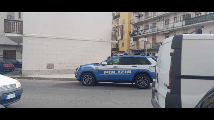 Protesta per auto ferma su ciclabile, proprietario lo accoltella