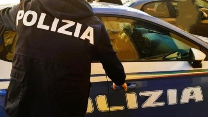 Lo chiama in aiuto per le pulizie di casa ma lui la violenta