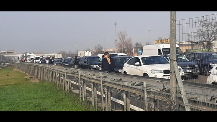 In fiamme casello sull'A21 a Brescia sud, autostrada chiusa
