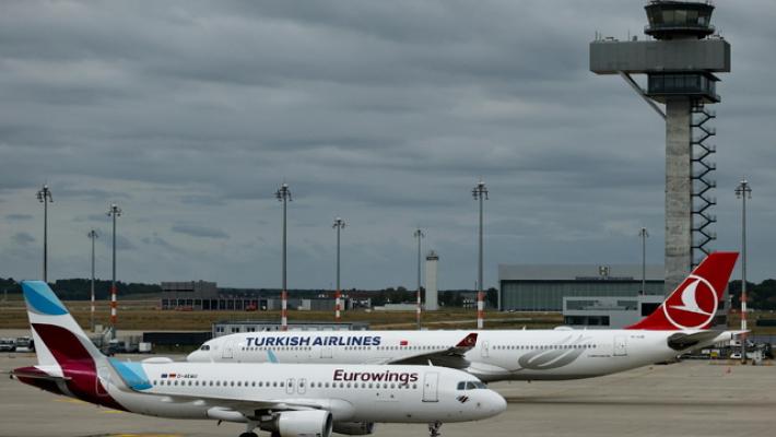 Allarme droni all'aeroporto di Berlino, voli sospesi per due ore