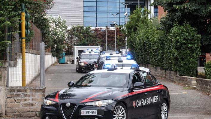 Tentano di forzare scuola, liquido sul bidello che li ferma