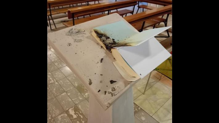 Bruciato un testo sacro in una chiesa nell'Alessandrino