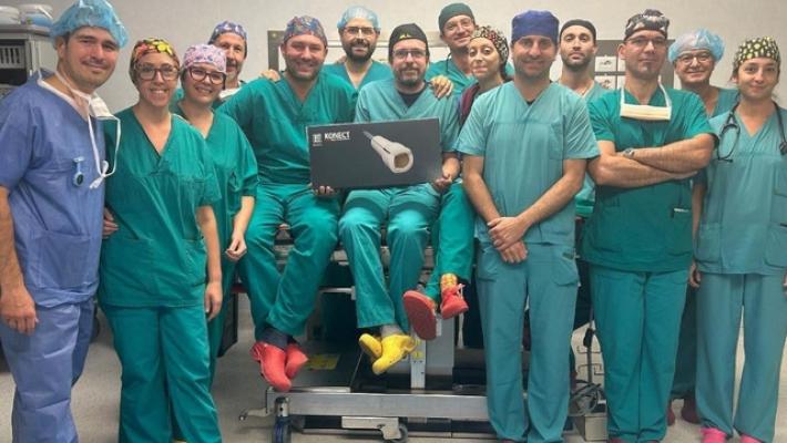 Protesi valvola aortica impiantata in un uomo con cuore a destra