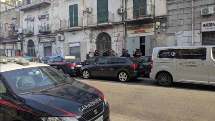 Uomo con ferite trovato morto nell'atrio di un palazzo a Napoli
