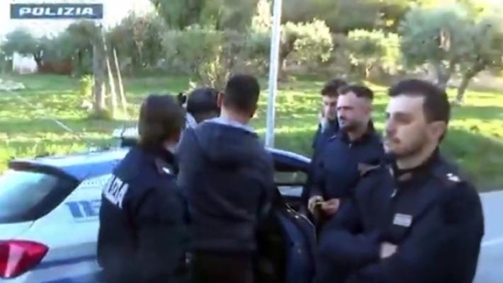 Rubano auto e si scagliano contro volante polizia, arrestati