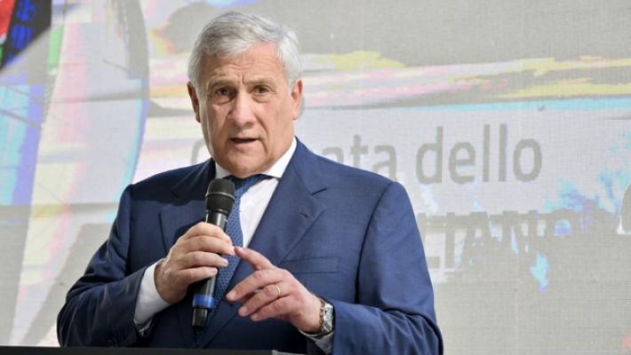 Farnesina, Mosca piombata in un abisso di volgarità