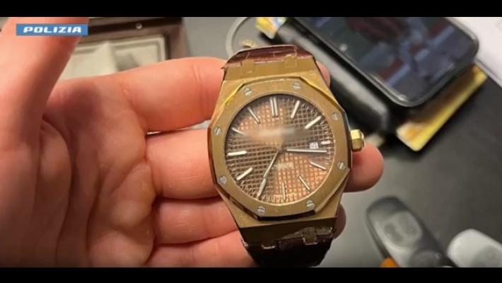 Post su un furto, polizia Milano arresta due ladri per 13 colpi