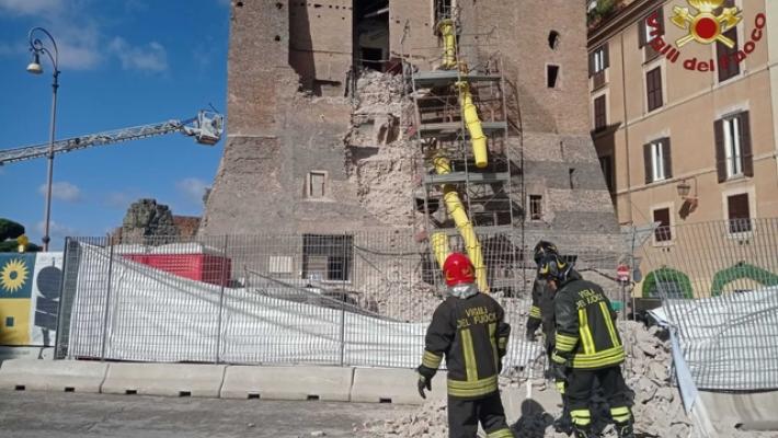 Crolla parte Torre dei Conti al centro di Roma