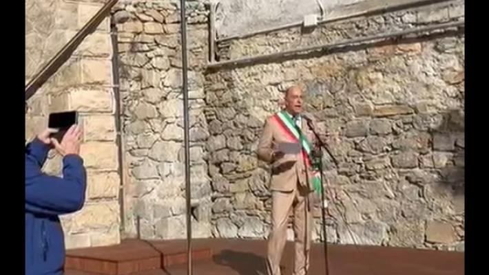 Sindaco inaugura primo palo pubblico per pole dance, polemiche