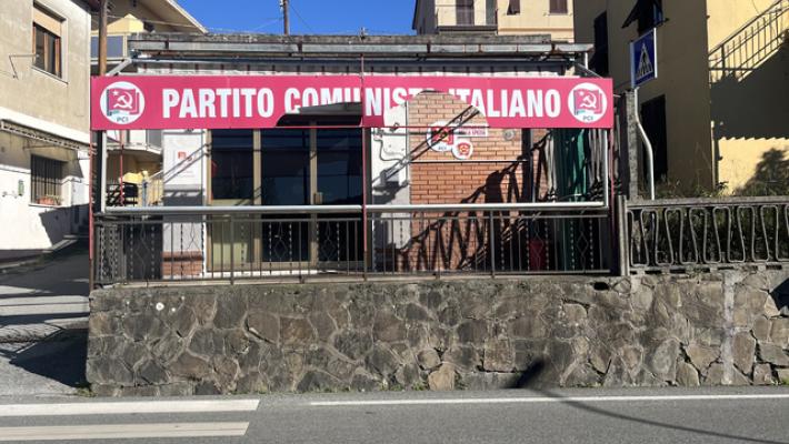 Vandalizzata la sede spezzina del Pci, distrutta insegna