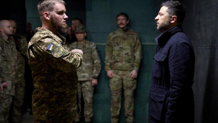 Il presidente ucraino Zelensky visita le truppe nel Donetsk