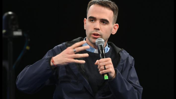 Don Mattia Ferrari parte civile contro il suo hater